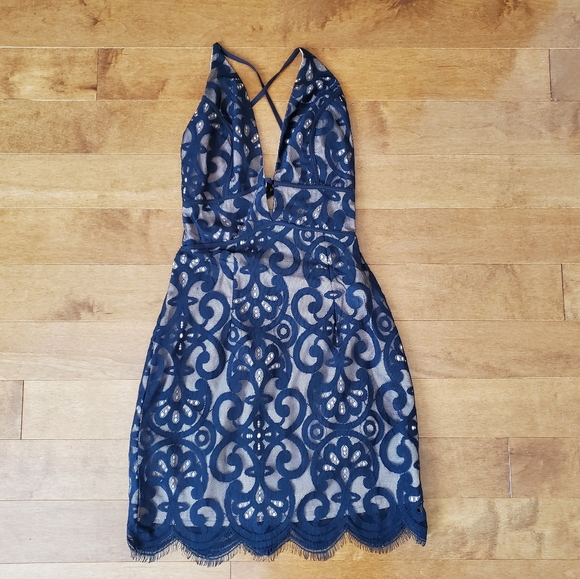 Lace open-back dress - Picture 2 of 6